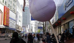 Xôn xao về màn tiếp thị “độc”, phát tờ rơi trên quả bóng ảo thuật cao 3 mét